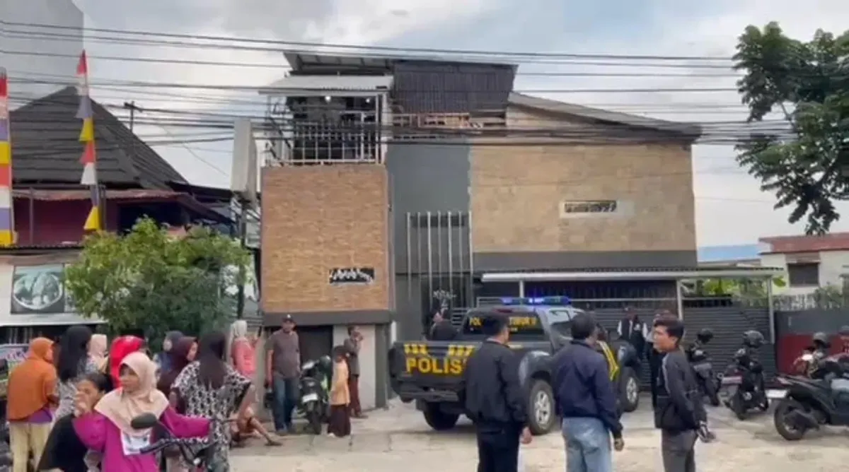 Petugas kepolisian berjaga di depan hotel di kawasan Jalan Perintis Kemerdekaan, Palembang, lokasi ditemukannya jasad wanita hamil yang menjadi korban pembunuhan. (Sumber: Istimewa)