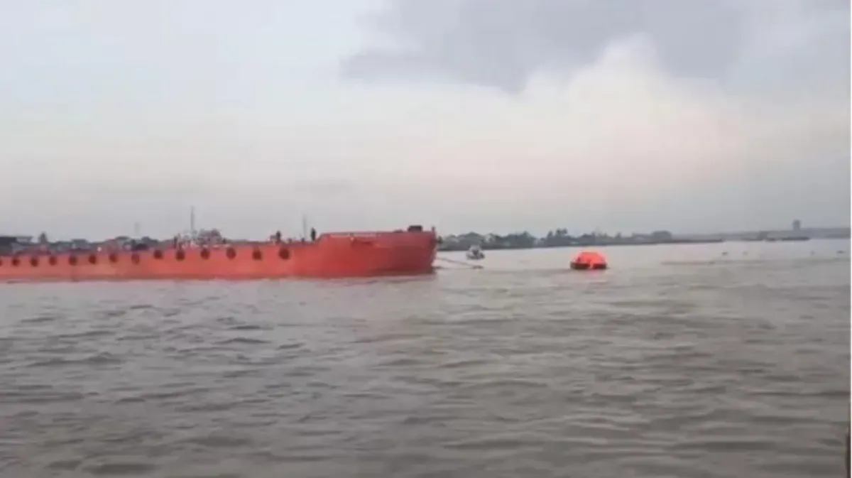 Tugboat Mitra Kencana 10 tenggelam di Sungai Musi Palembang setelah diterjang arus deras pada Rabu subuh. (Sumber: Istimewa)