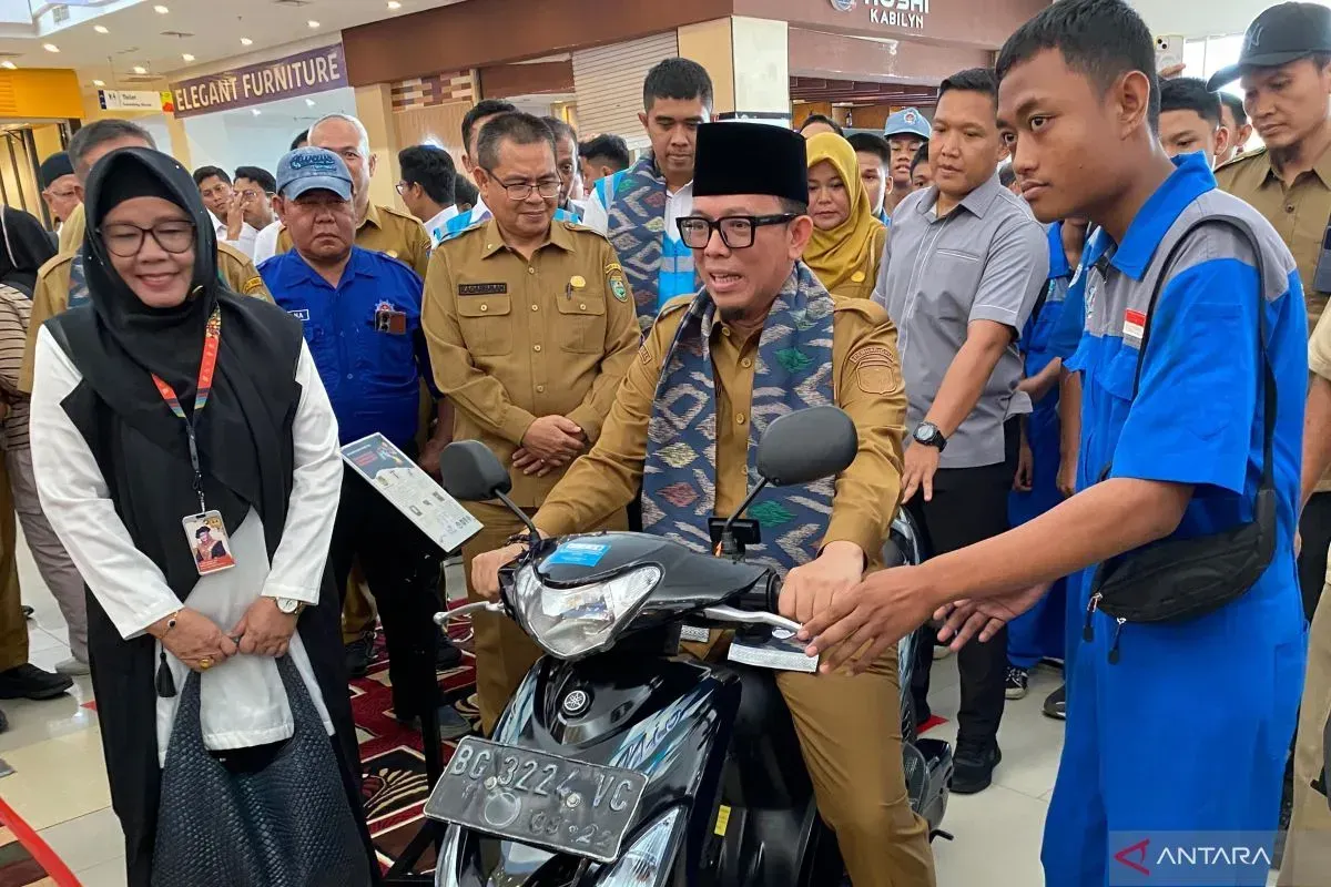 Bupati Ogan Komering Ulu (OKU) Teddy Meilwansyah mencoba motor listrik hasil rakitan siswa SMKN 3 OKU di Baturaja, Sumatera Selatan (Sumber: Istimewa)