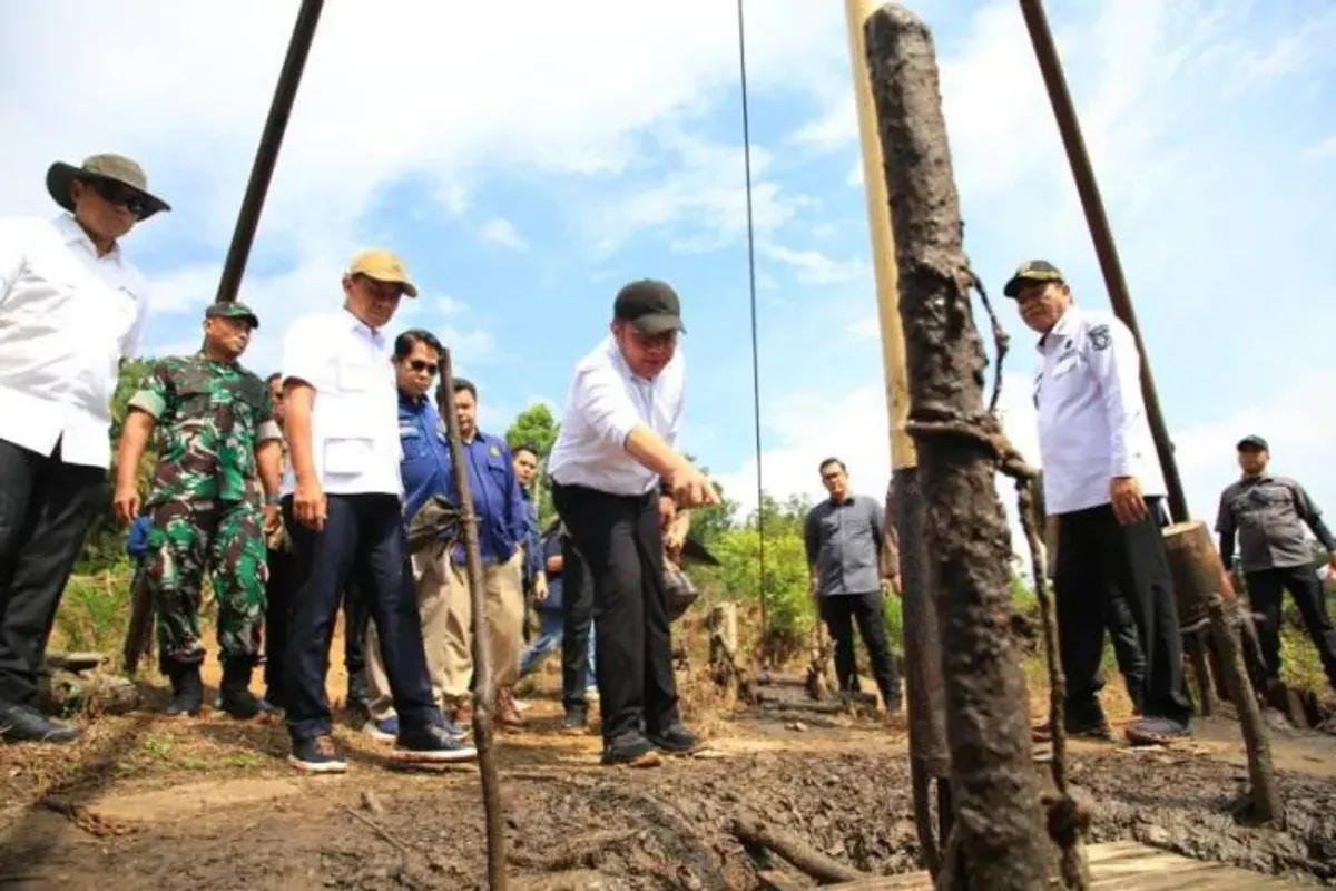 Menteri ESDM Bahlil Lahadalia bersama Gubernur Sumsel Herman Deru meninjau aktivitas sumur minyak rakyat di Kecamatan Keluang, Musi Banyuasin, Kamis (16/10/2025). (Sumber: Istimewa)