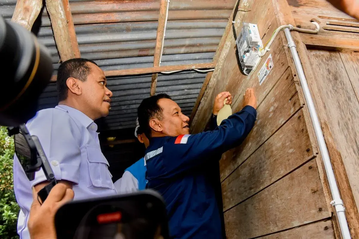 Menteri ESDM Bahlil Lahadalia menyerahkan bantuan pasang baru listrik (BPBL) kepada warga Desa Bandar Jaya, Musi Banyuasin, Sumatera Selatan, sebagai wujud pemerataan akses energi hingga pelosok negeri. (Sumber: Istimewa)