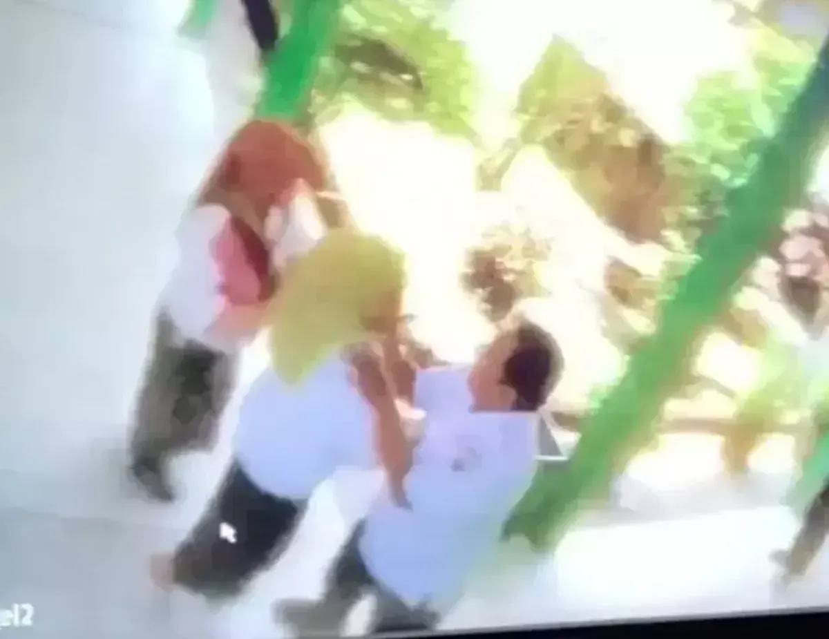Guru SMAN 16 Palembang, Yuli Mirza, diduga dianiaya bendahara BOS berinisial S di lingkungan sekolah. (Sumber: Istimewa)