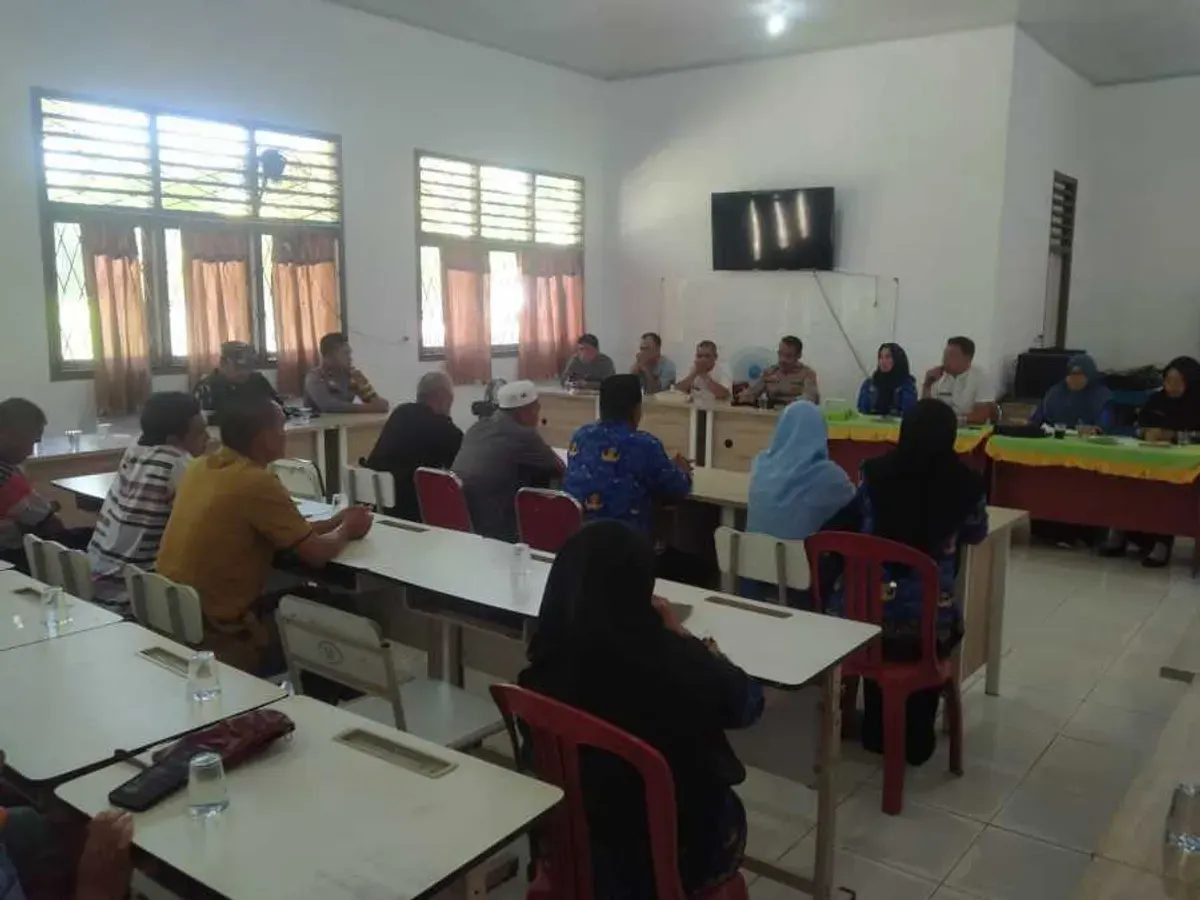 Petugas Polres Muratara bersama pihak sekolah dan keluarga korban saat mediasi kasus perundungan siswi SMP di Karang Jaya, Muratara. (Sumber: Istimewa)