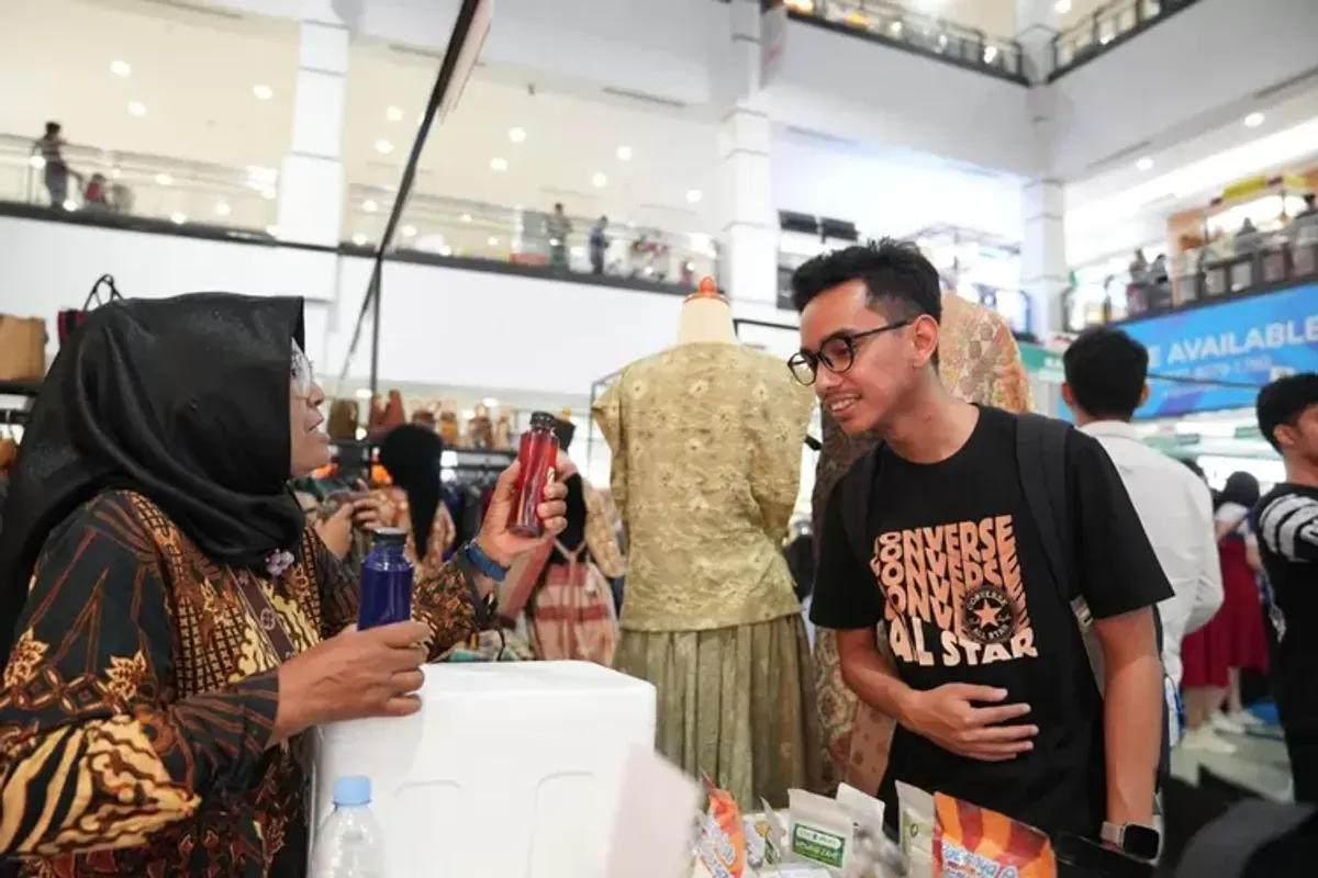 Para pelaku UMKM binaan Kilang Pertamina Plaju menampilkan produk inovatif berbasis potensi lokal dalam ajang SMEXPO Palembang 2025 di Palembang Square Mall. (Sumber: Istimewa)