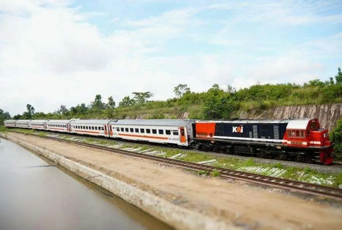 KA Rajabasa melintas di jalur Palembang–Bandar Lampung, menjadi penghubung utama mobilitas masyarakat antarprovinsi di Sumatera Selatan dan Lampung. (Sumber: Istimewa)