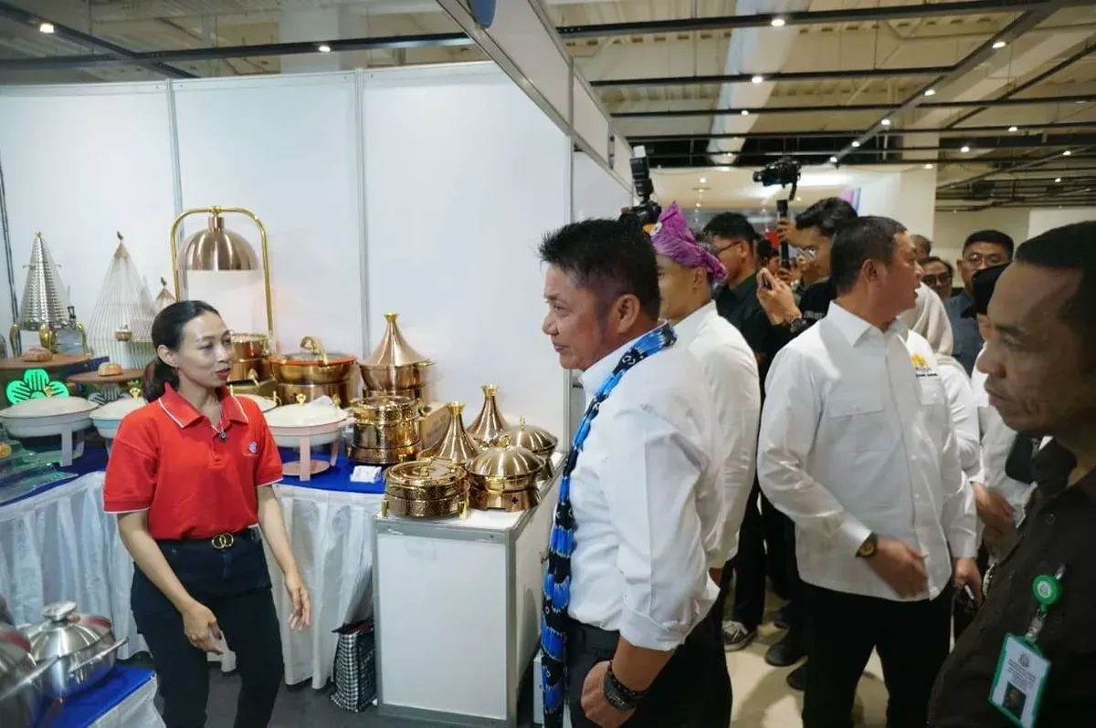 Gubernur Sumsel Herman Deru menghadiri Rapimprov KADIN Sumsel sekaligus meresmikan Gerakan Pangan Murah dan Dapur MBG Sumsel di Transmart Palembang, Selasa (21/10/2025). (Sumber: Istimewa)