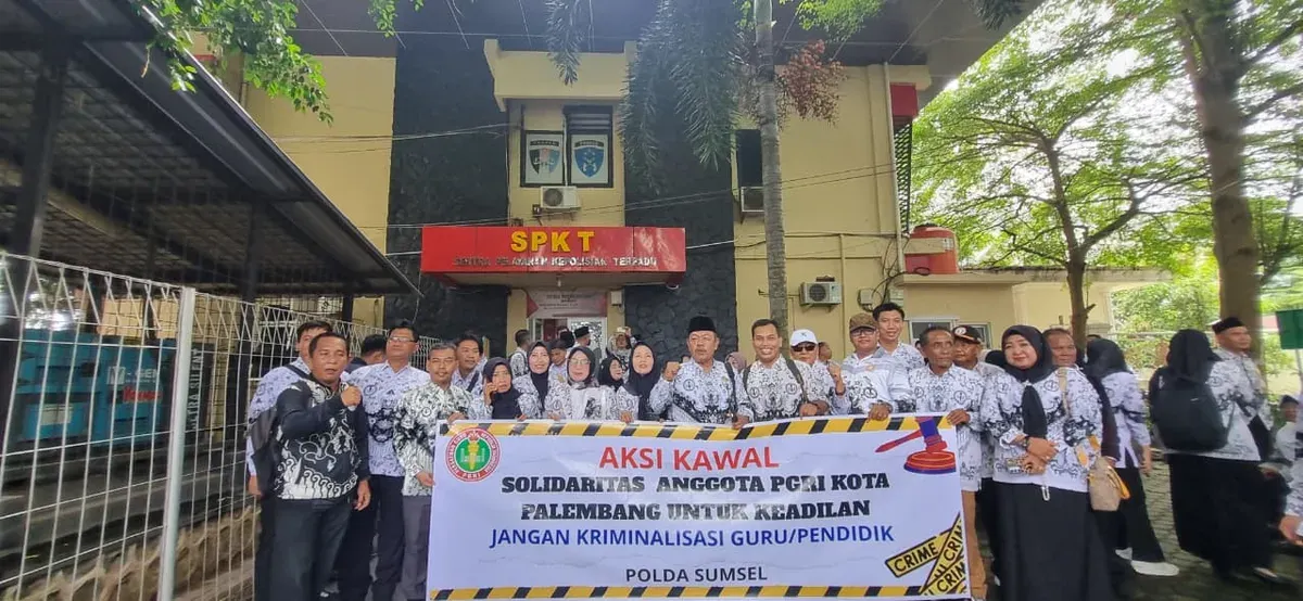 Ratusan guru di bawah naungan PGRI Palembang mendatangi Polda Sumsel, Kamis (23/10/2025) (Sumber: Istimewa)