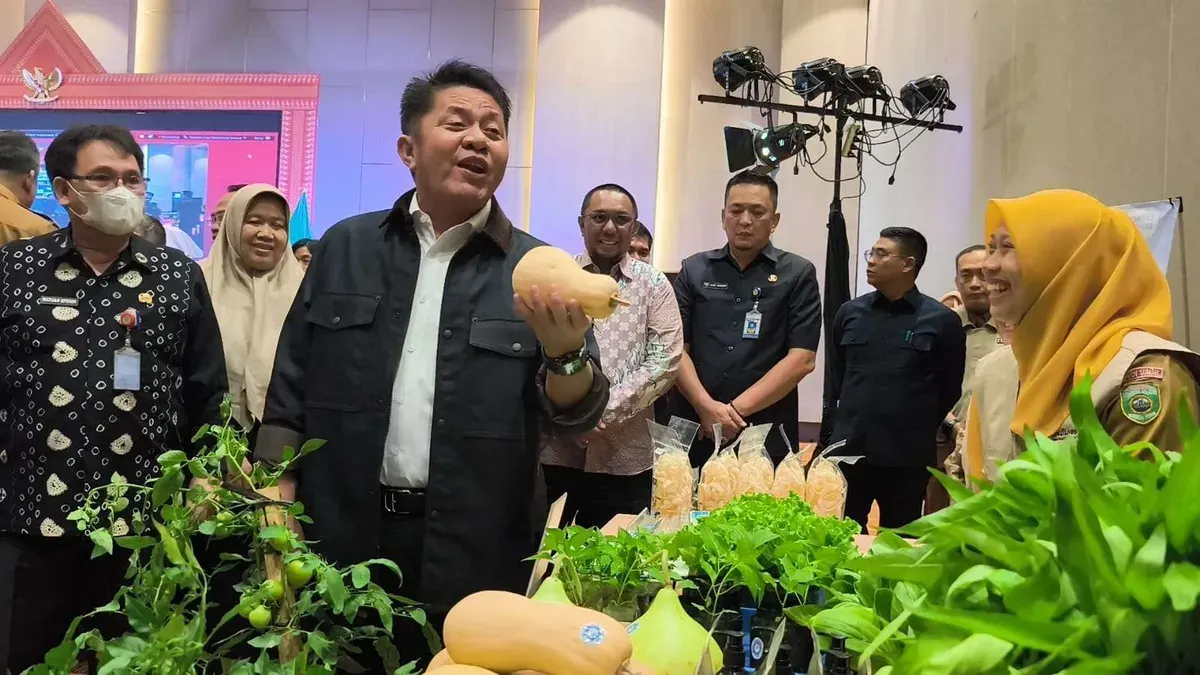 Gubernur Sumatera Selatan Herman Deru meninjau stan hasil pangan lokal. (Sumber: Istimewa)