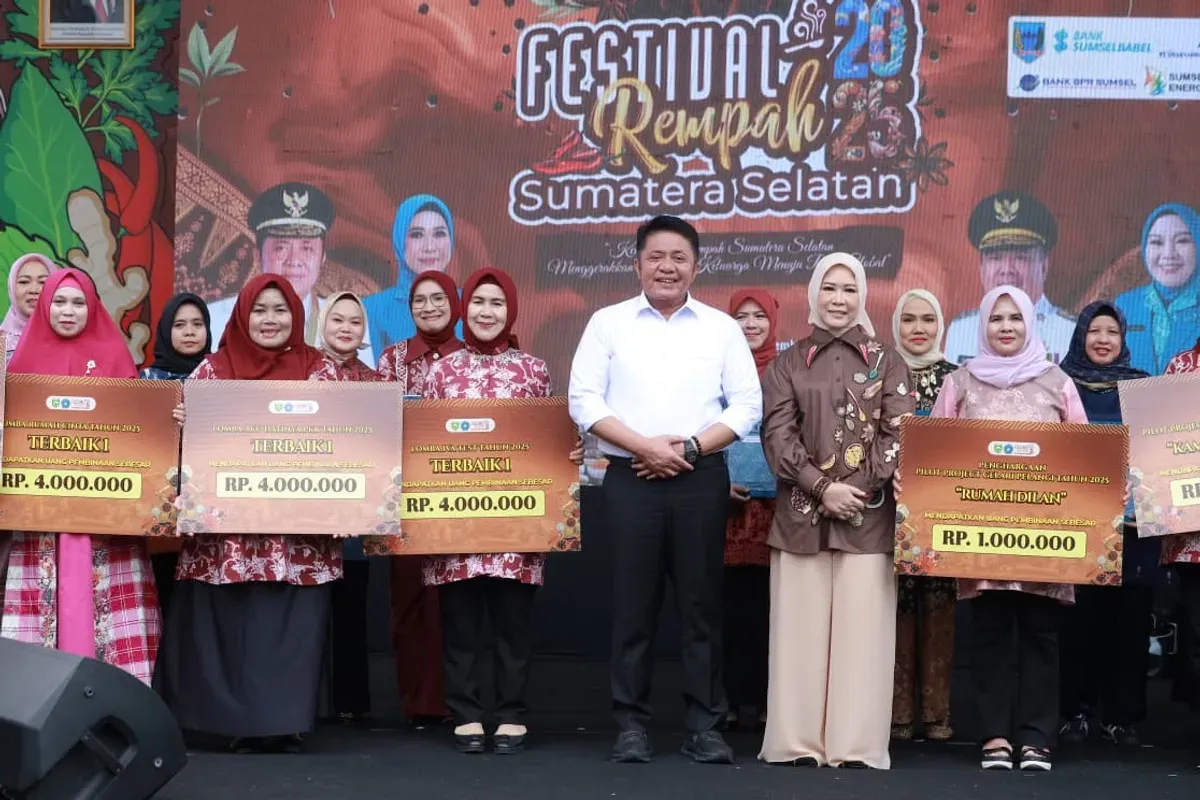 Gubernur Sumatera Selatan H. Herman Deru bersama Ketua TP PKK Feby Deru membuka Festival Rempah 2025 di PTC Mall Palembang, Jumat (24/10/2025). (Sumber: Dok. Pemprov Sumsel)