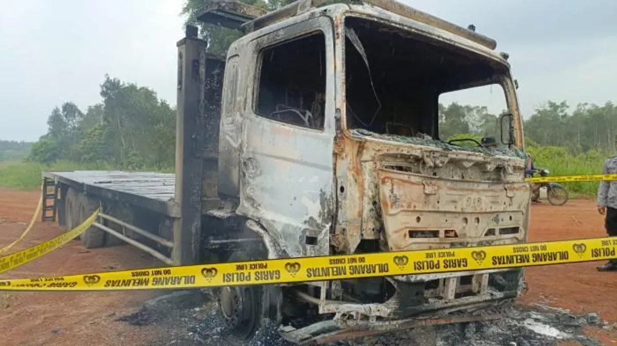 lokasi truk terbakar di perkebunan tebu Desa Seri Bandung, Ogan Ilir, tempat sopir truk Asril Wahyudi ditemukan tewas terbakar. (Sumber: Istimewa)