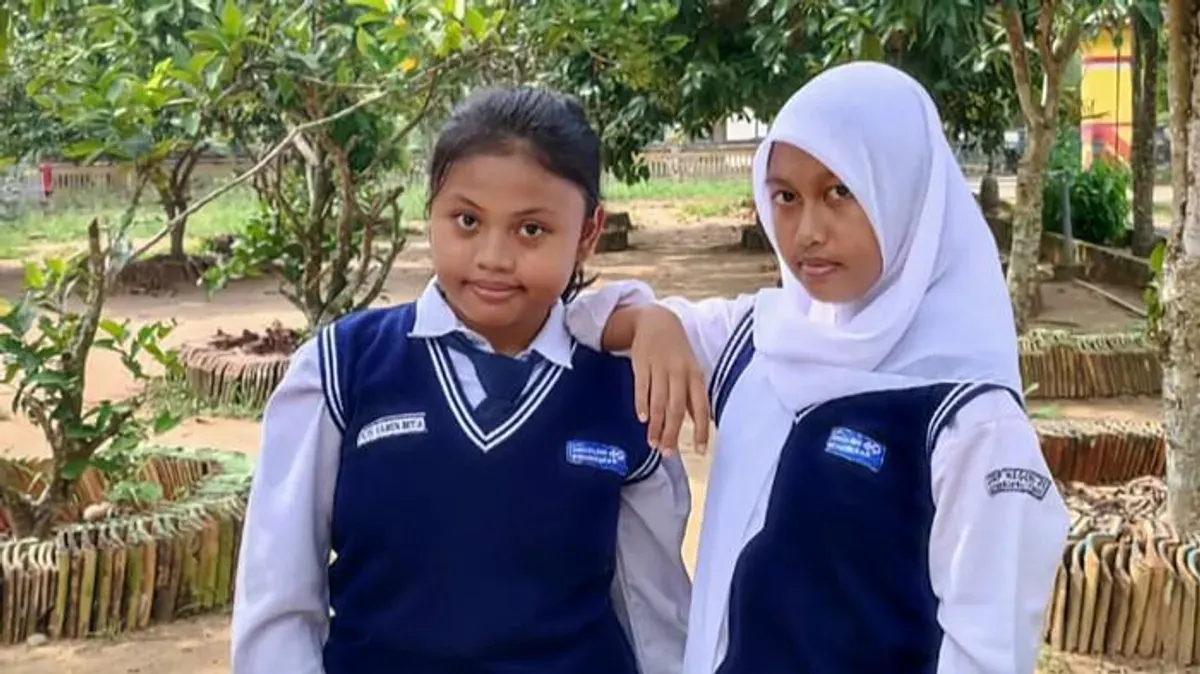 Putu Varent Nitia dan Quinsha Cinta Yudika, siswi SMPN 2 Semendawai Timur. Sumber: Istimewa)