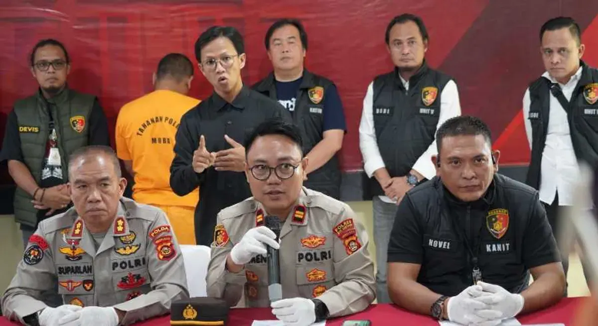 Polda Sumsel saat menggelar konferensi pers kasus pembunuhan sadis di Desa Ngulak III, Kabupaten Muba. Dua pelaku, ayah dan anak, berhasil ditangkap tanpa perlawanan. (Sumber: Istimewa)