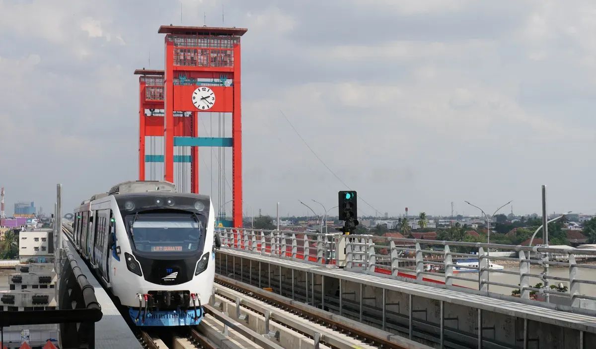 LRT Palembang arriving Ampera (Sumber: Wikipedia.org | Foto: Gaudi Renanda)