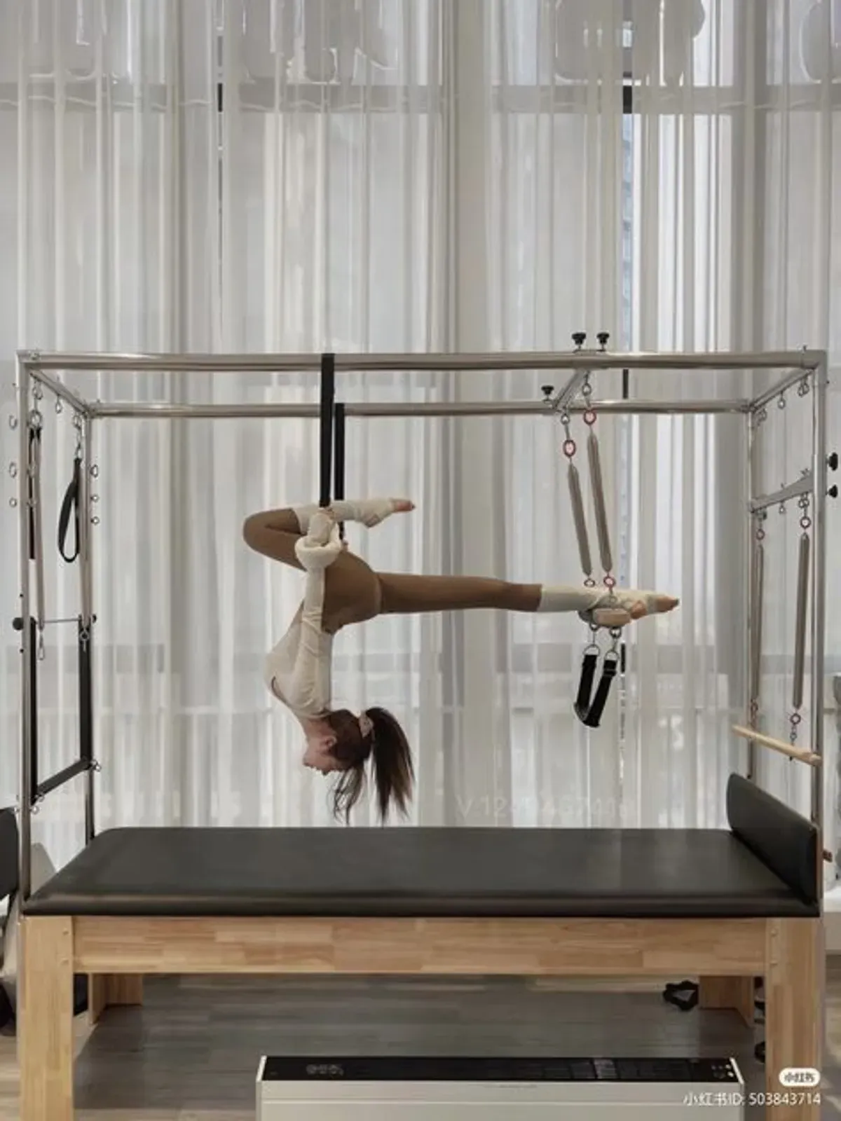 Yoga vs Pilates: Perbedaan, Manfaat, dan Pilihan yang Tepat untuk Anda (Sumber: Pinterest | Foto: Sticky Be Socks)