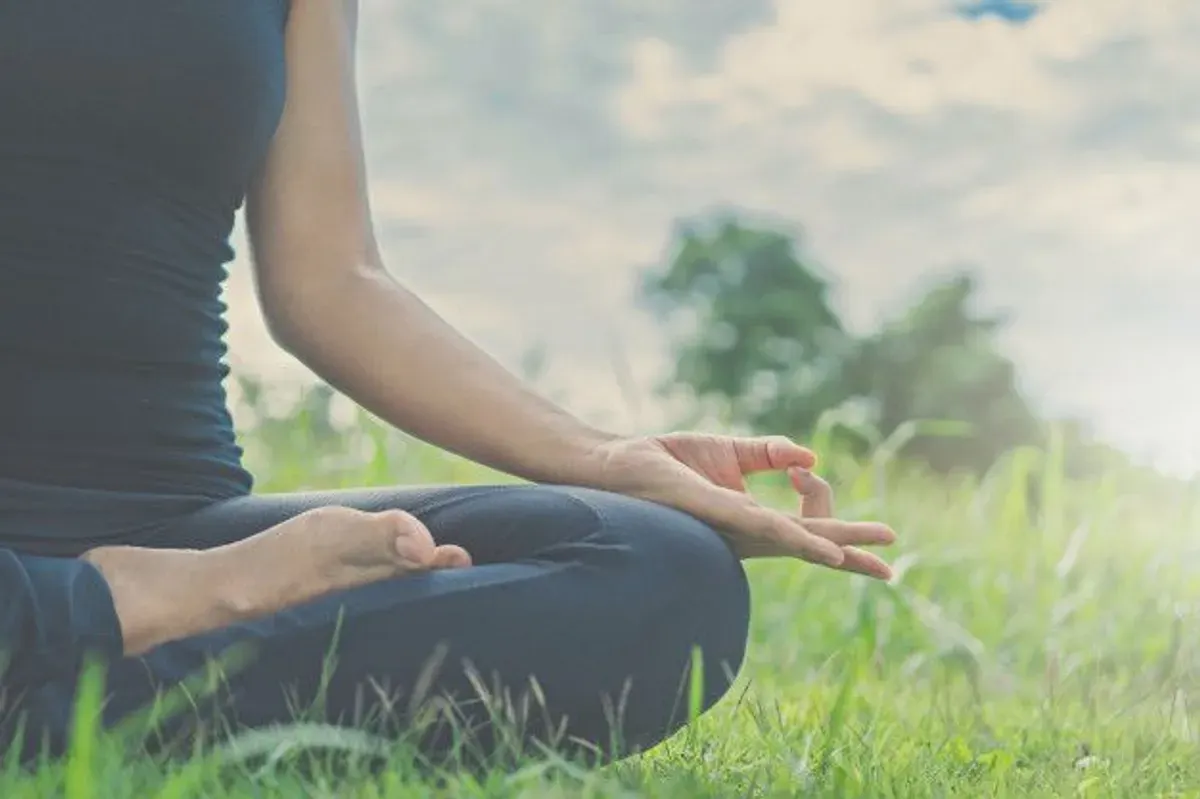 Meditasi: Kunci Ketenangan dan Kesehatan Mental (Sumber: Pinterest | Foto: Freepik)