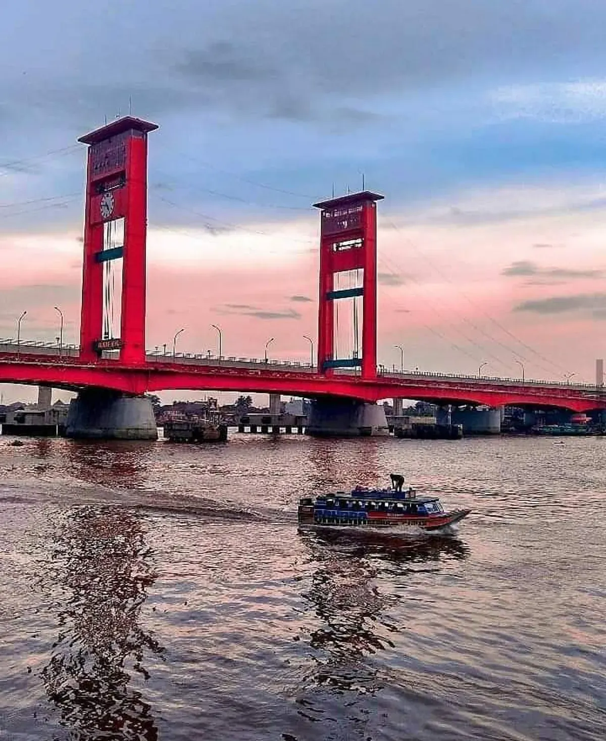 Jembatan Ampera: Ikon Abadi Kota Palembang yang Penuh Sejarah (Sumber: Pinterest | Foto: M. Tri Handoni)