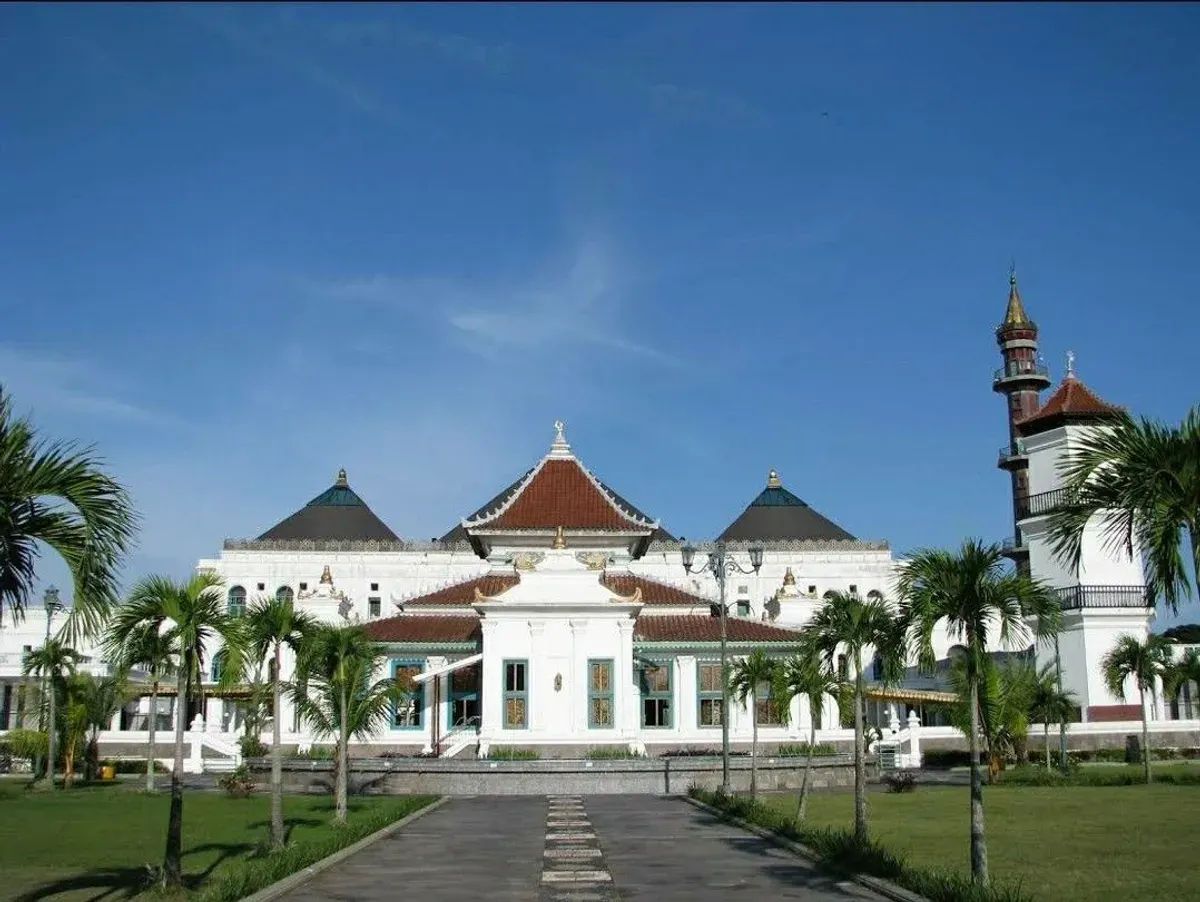 Masjid Megah di Sumatera Selatan: Pesona Wisata Religi yang Memikat (Sumber: pinterest.com | Foto: Azhar Masood)