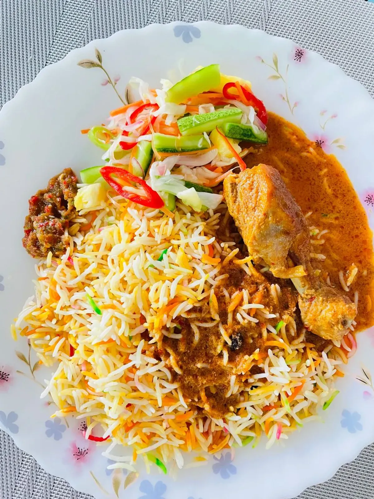 Nasi Minyak: Kuliner Khas Sumatera Selatan yang Wajib Dicoba (Sumber: pinterest.com | Foto: Lissa_S)