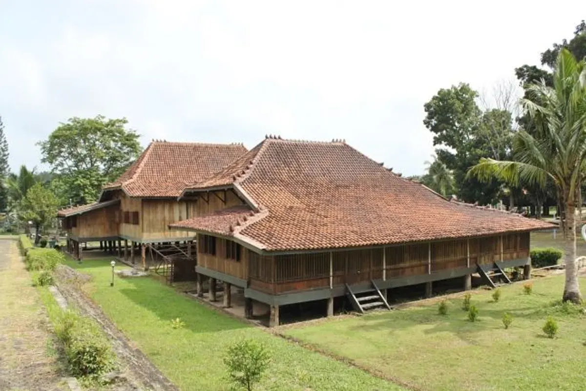 Rumah Adat Limas: Sejarah, Filosofi, dan Keindahan Warisan Budaya Sumatera Selatan (Sumber: pinterest.com | Foto: harindabama)
