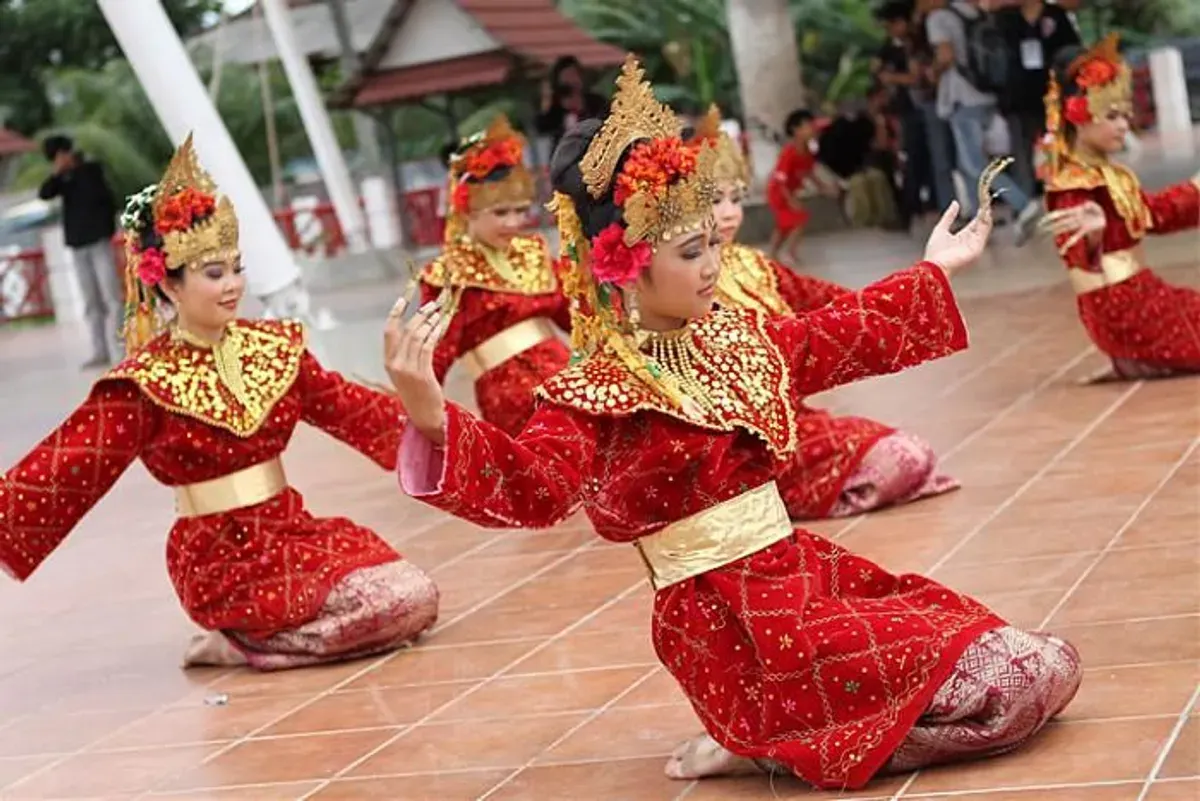 Baju Adat Sumatera Selatan: Warisan Budaya Penuh Makna (Sumber: pinterest.com | Foto: dtechnoindo)
