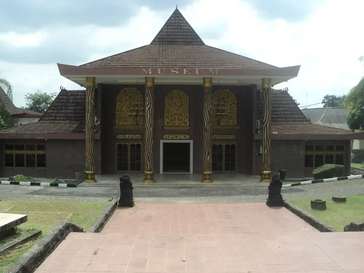 Museum Negeri Balaputra Dewa (Palembang): Menyusuri Jejak Sejarah dan Budaya Sumatera Selatan (Sumber: pinterest.com | Foto: Widya)