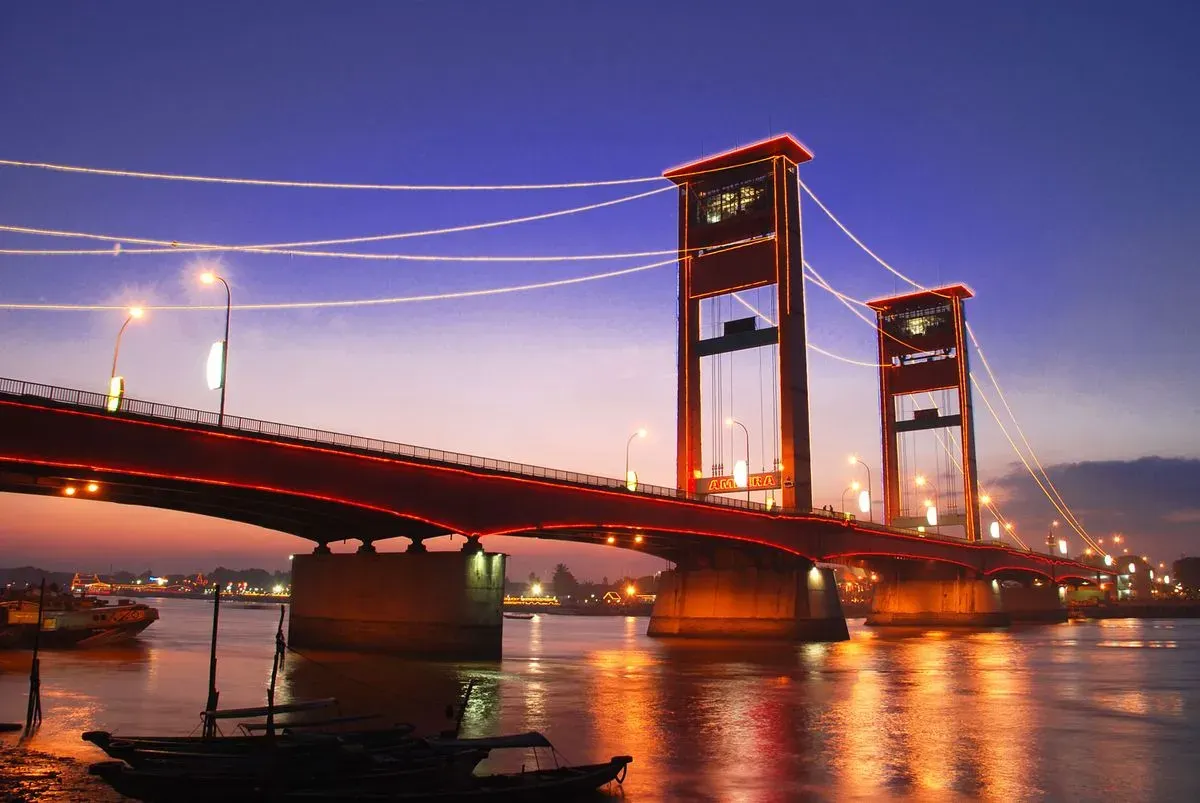 Jembatan Ampera Kota Palembang (Sumber: pinterest.com | Foto: Traveloka (dot) Com)