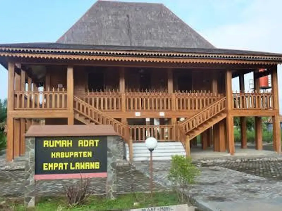 Rumah Adat Empat Lawang, Lesung Batu & Dolmen: Warisan Sejarah dan Budaya Sumatera Selatan (Sumber: google.com | Foto: bappedaempatlawang.info)