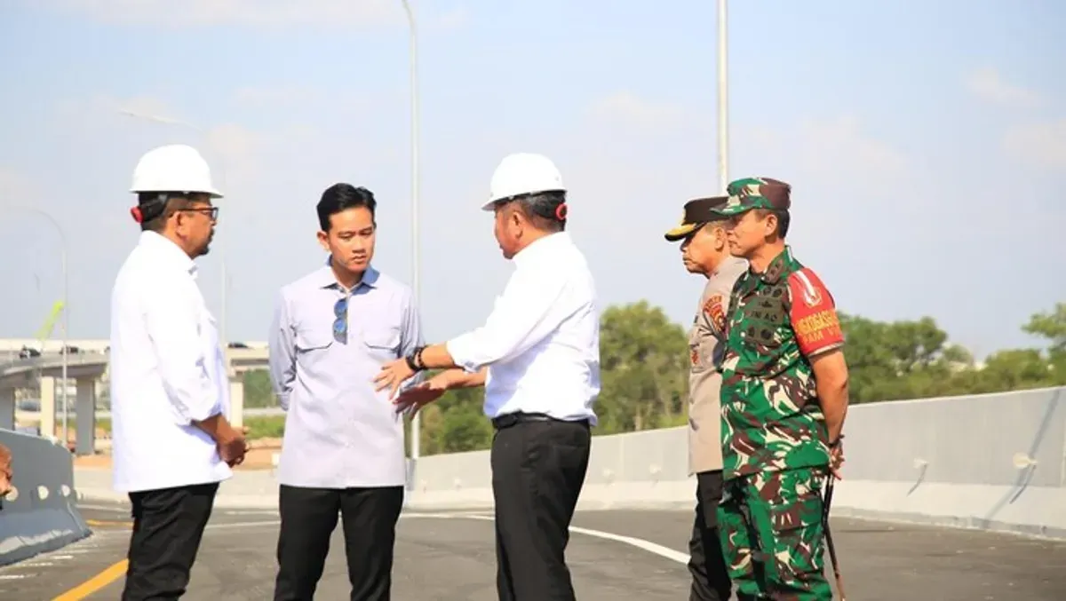 Wakil Presiden Gibran Rakabuming Raka bersama Gubernur Sumatera Selatan H. Herman Deru meninjau langsung Jalan Tol Trans Sumatera (JTTS). (Sumber: Istimewa)