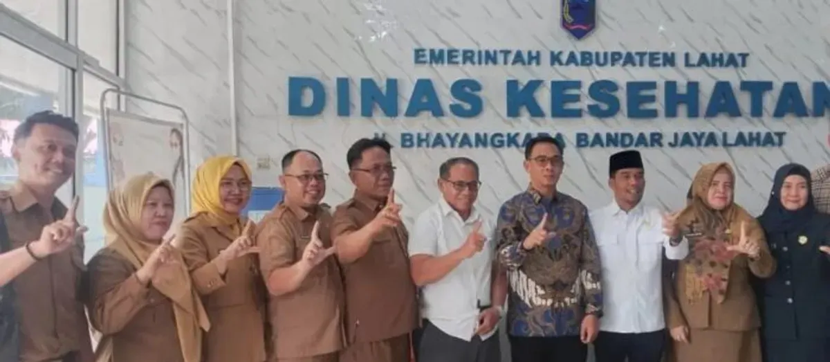 Anggota Komisi V DPRD Provinsi Sumatera Selatan, Kiky Subagio bersama Alfrenzi Panggar Besi, melaksanakan kunjungan kerja ke Dinas Kesehatan Kabupaten Lahat pada Selasa (23/9/2025) siang. (Sumber: Istimewa)