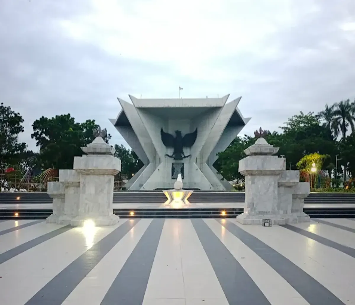 Monpera (Monumen Perjuangan Rakyat): Ikon Sejarah Perjuangan di Palembang (Sumber: google.com | Foto: Taufik Subroto)