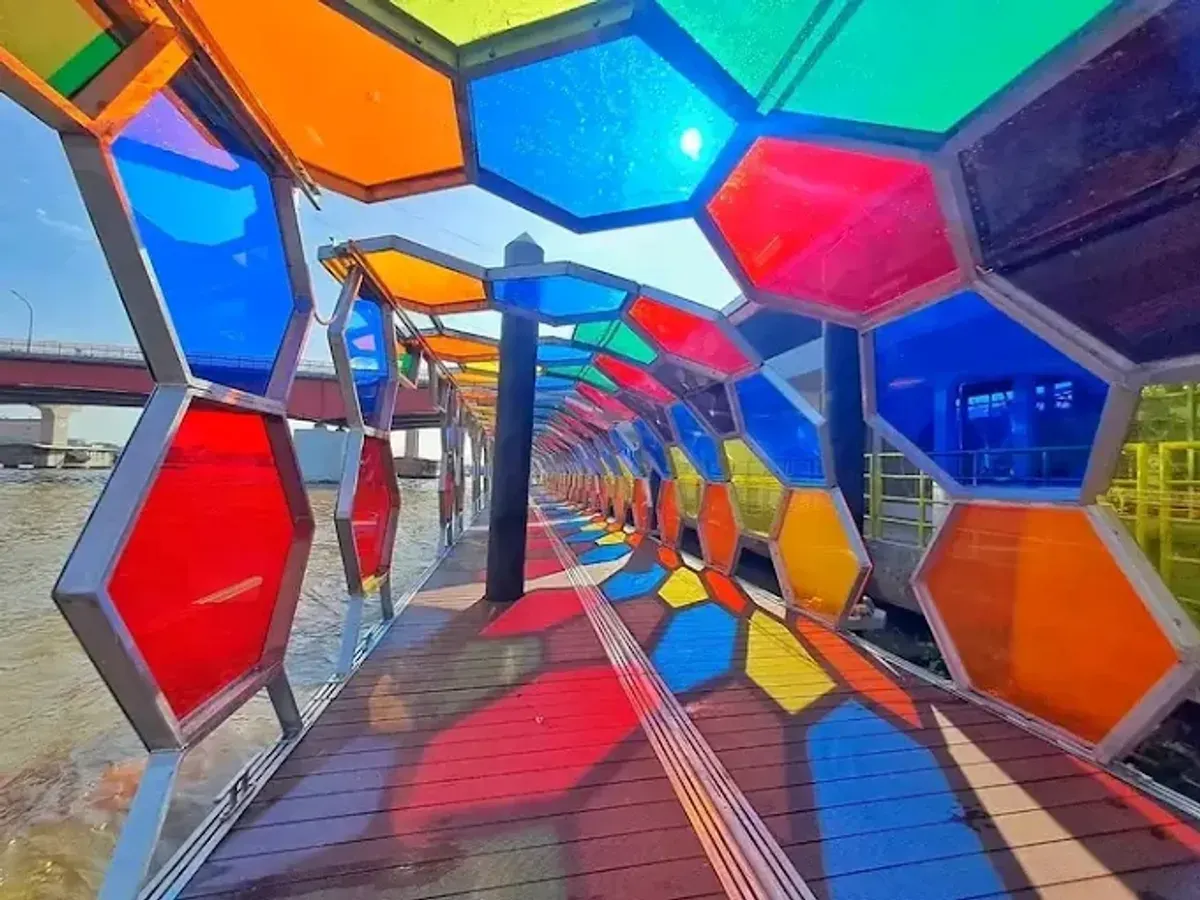 Sekanak Sidewalk: Destinasi Wisata Ikonik di Tengah Kota Palembang (Sumber: google.com | Foto: Alhadi Hadi)