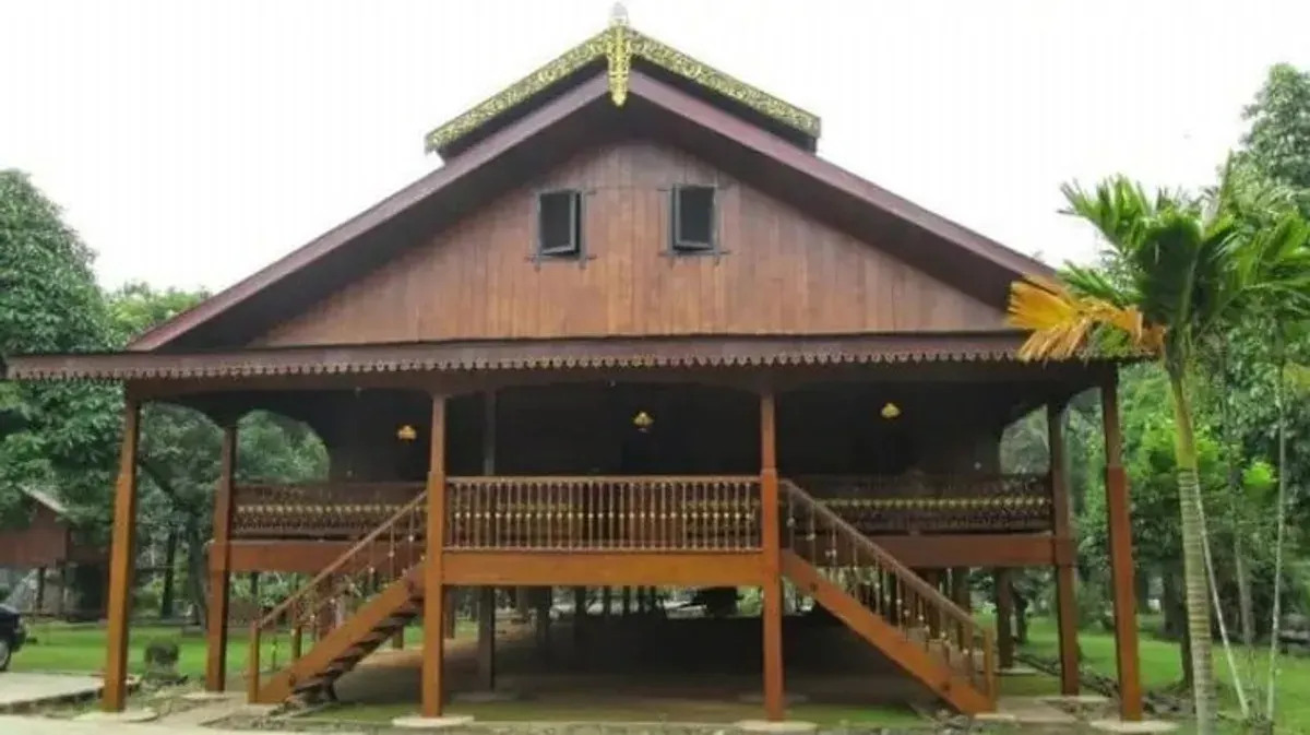 Rumah Adat Sumatera Selatan (Sumber: pinterest.com | Foto: tiperumah.id)