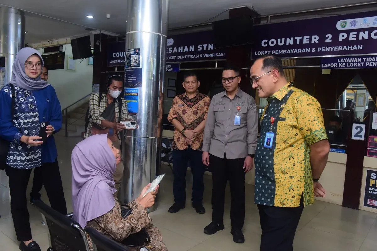Sekda Sumsel Edward Candra meninjau langsung pelayanan di Kantor (Sumber: Istimewa)