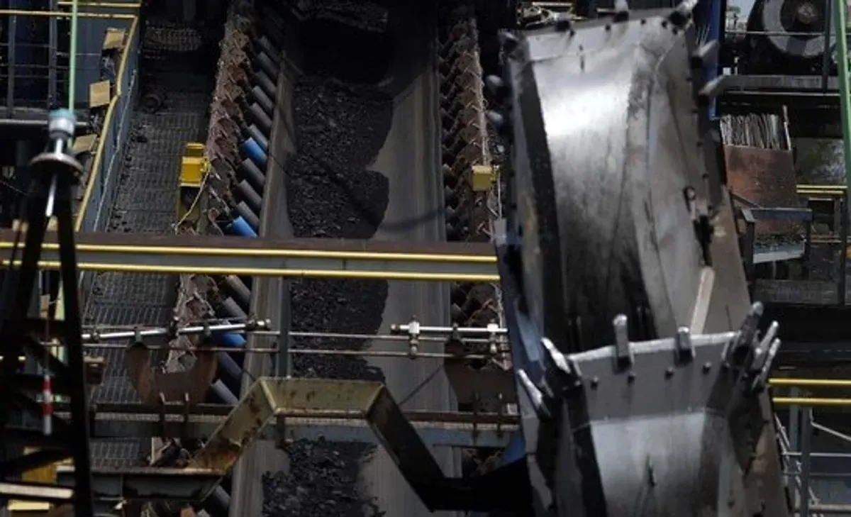 Ilustrasi aktivitas pertambangan batu bara di Sumatera Selatan yang produksinya diprediksi menurun pada 2026 akibat pembatasan angkutan truk di jalan umum. (Sumber: Istimewa)