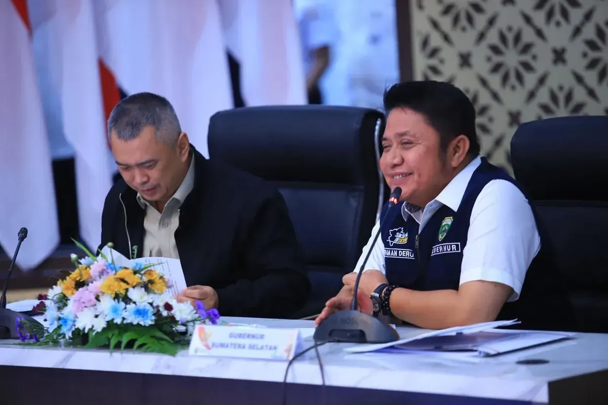 Gubernur Sumsel Herman Deru mendampingi Menteri Perhubungan Dudy Purwagandhi dalam Rapat Koordinasi Penyelenggaraan Angkutan Lebaran 2026 di Griya Agung, membahas kesiapan infrastruktur dan transportasi jelang arus mudik 1447 H. (Sumber: Istimewa)