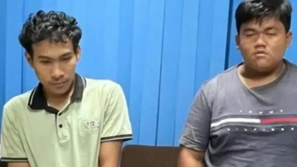 Petugas BNNP Sumsel mengamankan dua kurir sabu antarwilayah beserta kendaraan yang digunakan saat penangkapan di Jalan Lintas Sumatera, Bayung Lencir–Jambi, Kabupaten Musi Banyuasin. (Sumber: Istimewa)