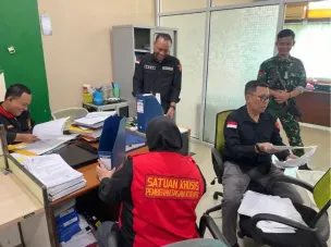Tim penyidik Kejati Sumsel saat melakukan penggeledahan di salah satu kantor perusahaan di Palembang terkait dugaan korupsi distribusi semen. (Sumber: Istimewa)