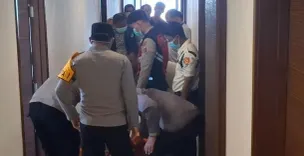 Polisi mengevakuasi jasad tamu hotel yang ditemukan tewas tanpa busana di kamar mandi salah satu hotel di Lubuklinggau, Jumat (24/10/2025) (Sumber: Istimewa)