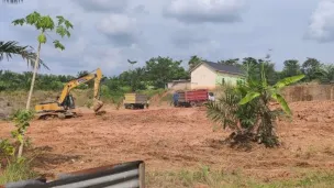 ktivitas angkutan tanah urug di Jalan Lintas Palembang–Jambi (Sumber: Istimewa)