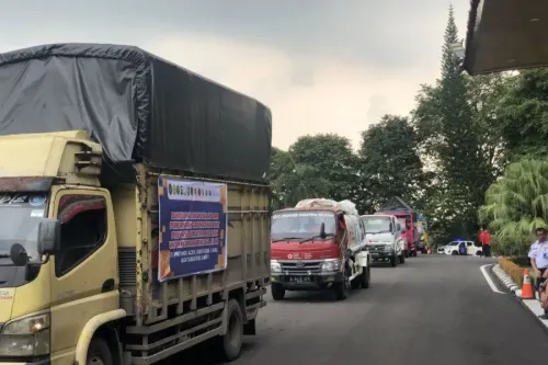 Tim Pemprov Sumsel memberangkatkan bantuan logistik, air bersih, serta tenaga medis menuju daerah terdampak bencana di Aceh, Sumatera Utara, dan Sumatera Barat. (Sumber: Istimewa)