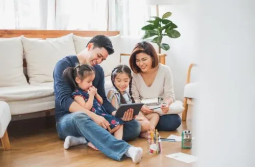 Peran Orang Tua: Fondasi Penting dalam Tumbuh Kembang Anak di Era Digital (Sumber: Pinterest | Foto: NORMAN SHUTTERS BLINDS SHADES)