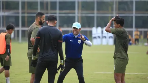 Pelatih Sumsel United Nilmaizar memberikan instruksi kepada anak asuhnya saat latihan (Sumber: Istimewa)