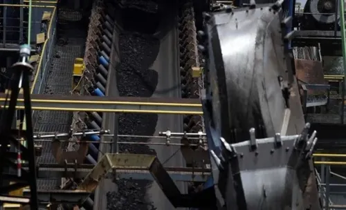 Ilustrasi aktivitas pertambangan batu bara di Sumatera Selatan yang produksinya diprediksi menurun pada 2026 akibat pembatasan angkutan truk di jalan umum. (Sumber: Istimewa)